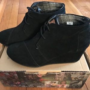 New TOMS Desert Wedge suede 9.5 black.